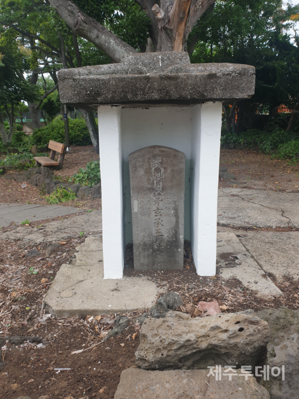 동남초등학교 정문 입구에 세워져 있는 현승오 기념비. 1920년대 후반 4년제에서 6년제로 학년제 연장을 추진한 ‘학년연장기성회’ 이름으로 세워졌다. 일왕 연호(昭和)를 식민잔재로 여겨서 일부러 가린 부분이 눈에 띈다. (사진=박찬식 관장 제공)