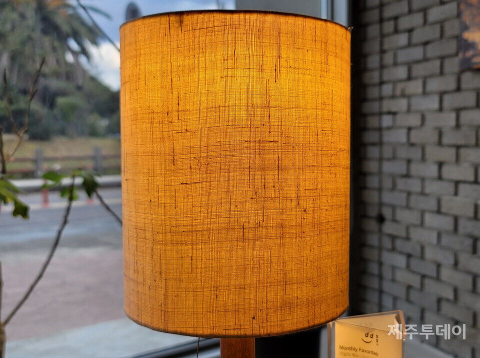 삼베를 소재로 만든 스텐드 조명입니다. 손으로 짠 삼베이기에 실 사이 사이에 실을 삼은 흔적이 보입니다. 기계로 천을 짜는 요즘은 보기 어려운 손맛입니다.(사진=고승욱)