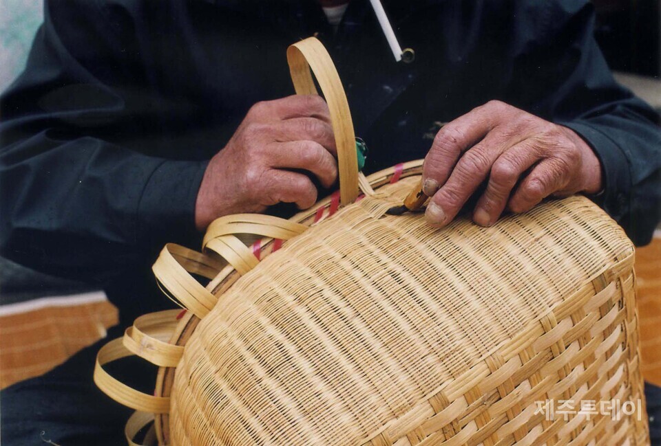 바구니는 ‘짜다’라는 말보다 ‘겯다’라는 말을 썼습니다. 이는 맺을 결(結)에서 온 말인듯합니다. 바구니를 제주에선 ‘구덕’이라 부릅니다. 제주도의 산북은 멘촌(도련) 구덕이 유명했고, 산남은 토평 구덕이 유명했다고 합니다. (사진=고광민)