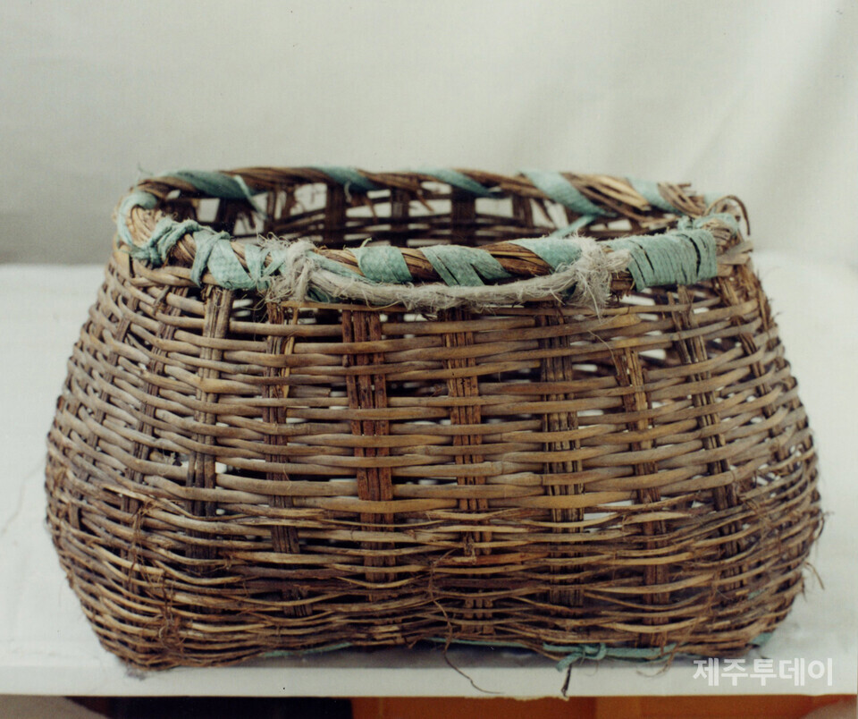 다래끼: ‘다래끼’를 만드는 재료는 싸리, 짚, 산죽(조릿대) 등 다양합니다. 위의 사진 속 ‘다래끼’는 강원도 고성군 화곡리의 ‘다래끼’입니다. (소장자 및 사진=고광민)