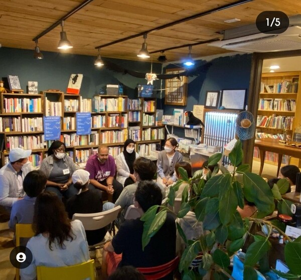 책방 어떤바람에서 '난민 책 읽기' 프로그램이 진행되고 있다. (사진=어떤바람 SNS 갈무리)