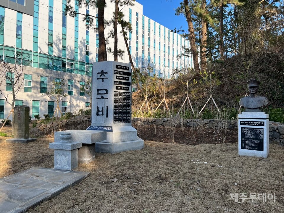 제주경찰청 내 추모공원 언덕 안쪽에 추모비가 세워져 있다. 가운데가 새로 건립된 추모비. 왼쪽에 제주시 한울누리공원 인근에서 옮겨진 충혼비, 오른쪽에 문형순 흉상. (사진=조수진 기자)