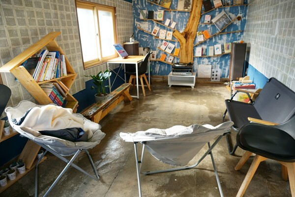 서귀포시 성산읍 신산리 소재 무인책방 '시간이 머무는 책방' 내부. (사진=요행)