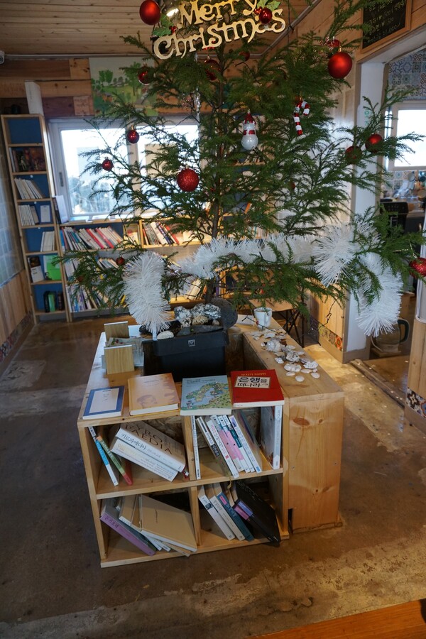 서귀포시 성산읍 신산리 소재 무인책방 '시간이 머무는 책방' 메인서가. (사진=요행)