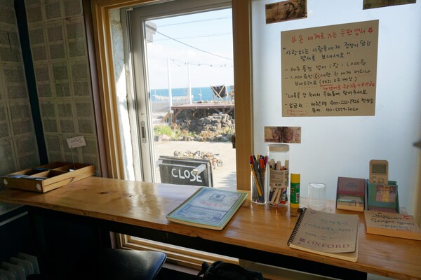 서귀포시 성산읍 신산리 소재 무인책방 '시간이 머무는 책방' 내부. (사진=요행)