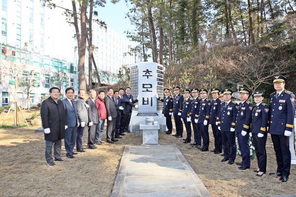 제주경찰청은 11일 오후 제주시 노형동 신청사 내 ‘열린시민공원’에 세운 전사·순직경찰관 추모비 제막식을 개최했다고 밝혔다. (사진=제주경찰청 제공)