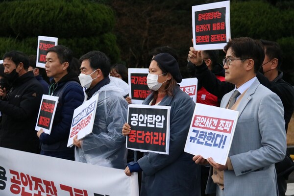 공안탄압 저지 및 민주수호 제주대책위(이하 대책위)는 12일 제주국정원 앞에서 기자회견을 열고 
