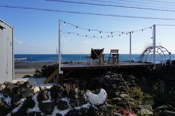 서귀포시 성산읍 신산리 소재 무인책방 '시간이 머무는 책방'의 야외공간. (사진=요행)