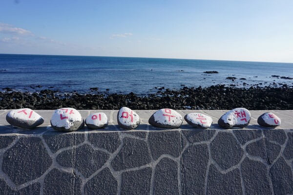 서귀포시 성산읍 신산리 소재 무인책방 '시간이 머무는 책방'은 바다 앞에 있다. (사진=요행)