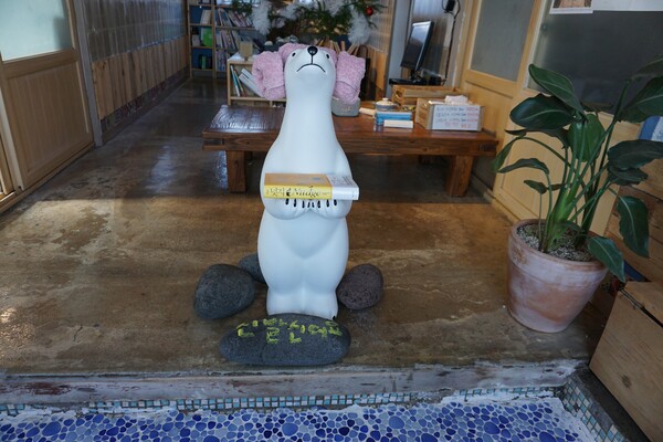 서귀포시 성산읍 신산리 소재 무인책방 '시간이 머무는 책방' 내부로 들어서면 가장 먼저 보이는 풍경. (사진=요행)