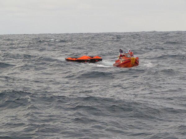 25일 홍콩 국적 화물선이 서귀포 해상에서 침몰한 가운데, 해경이 실종자를 수색하고 있다. (사진=제주해양경찰청 제공)