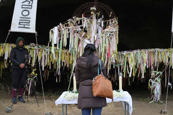 서귀포시 대정읍 상모리 알뜨르비행장 격납고 앞에서 난징대학살 85주기 제주 추모식이 열리고 있다(사진=박지희 기자)