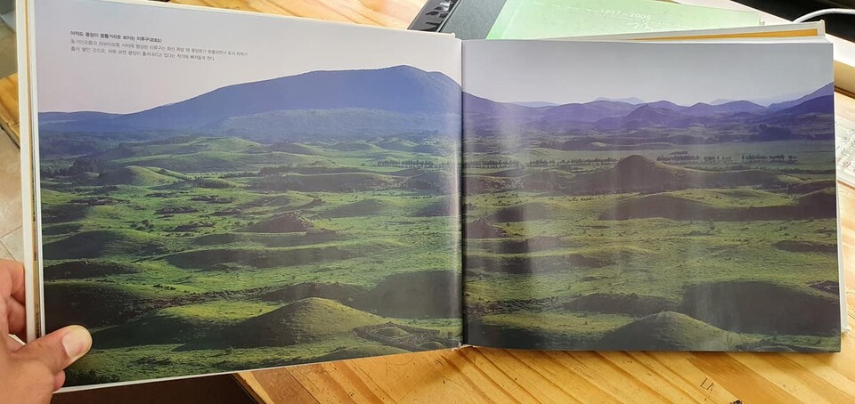 ‘동거미오름’은 현재 목장입니다. 마소를 위한 목초를 키워야 하기에 목장 주변엔 나무가 거의 없습니다.  나무의 방해를 받지 않는 백 여 개의 ‘알오름’이 자신의 아름다움을 마음껏 뽐내고 있습니다. ‘동거미오름’을 부르는 또 다른 이름이 있습니다. ‘동거무니오름’입니다. ‘거무니’와 발음이 유사한 ‘거무’라는 말이 있습니다. 다음은 『나요당 기증, 제주민요자료집』에 수록된 민요, ‘왕거무’의 가사입니다. “거무야 거무야 왕거무야/싱에 둥둥 싱거무야/네줄 네줄 흘러타고/와징게 자징게...” 제주 옛 어른들은 ‘거미’를 ‘거무’라 부르기도 했습니다.