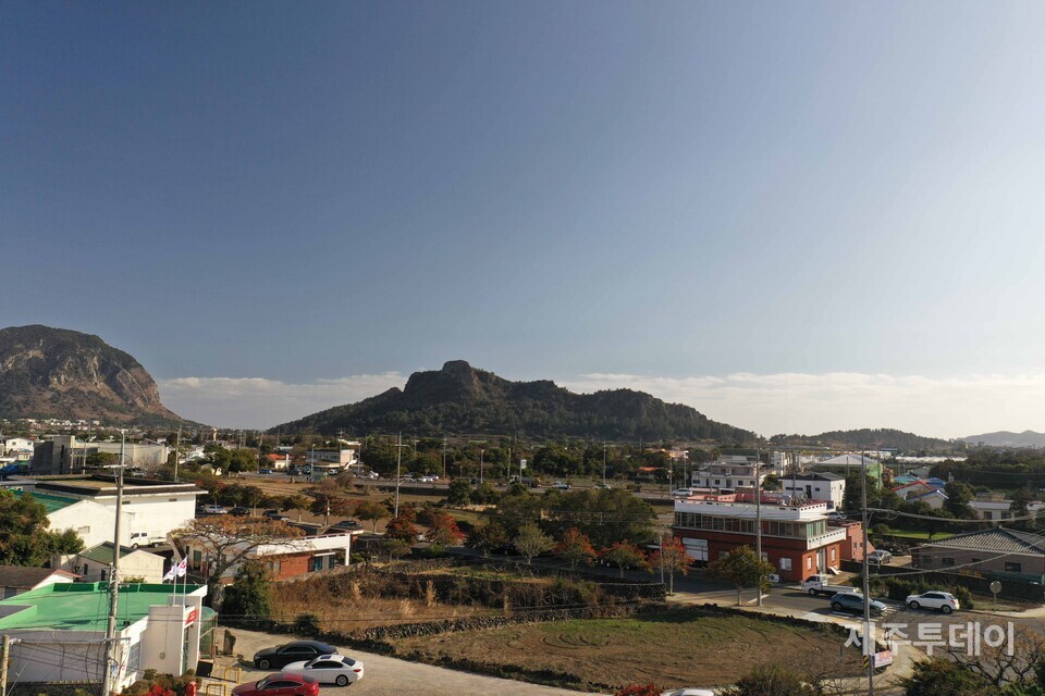 추사 적거지에서 바라본 ‘바굼지오름’(단산)입니다. 오름 오른편 언덕을 넘으면 대정향교가 있습니다. 위리안치의 유배형을 받았다고는 하나, 추사는 대정향교에서 제주 유생들을 사사했으며, 한라산을 등반한 것으로 추정되는 글도 남긴 것으로 미루어 제한적이나마 나름의 자유를 누렸을 거라고 많은 연구자는 추정하고 있습니다. 2023년 1월. (사진=고승욱)