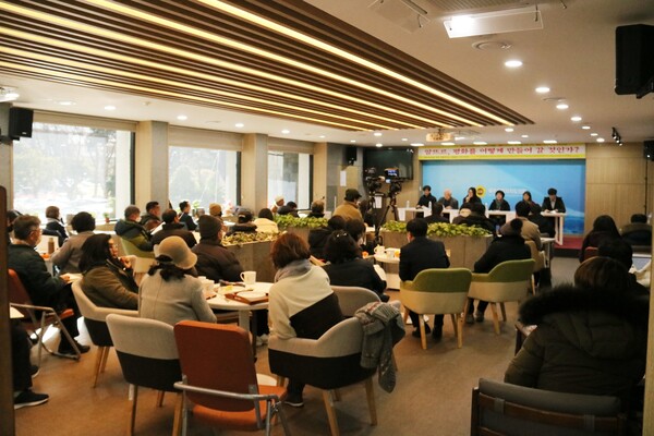 '난징대학살을 기억하는 사람들'은 27일 오후 3시 제주도의회 도민카페에서 평화대공원 조성사업을 추진하는 방향에 대해 이야기를 나누는 토론회를 개최했다. (사진=박지희 기자)