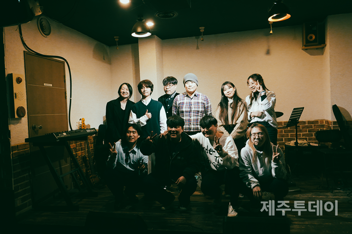 지난 29일 낮과밤 공연 참가 뮤지션들. (사진=락하두)