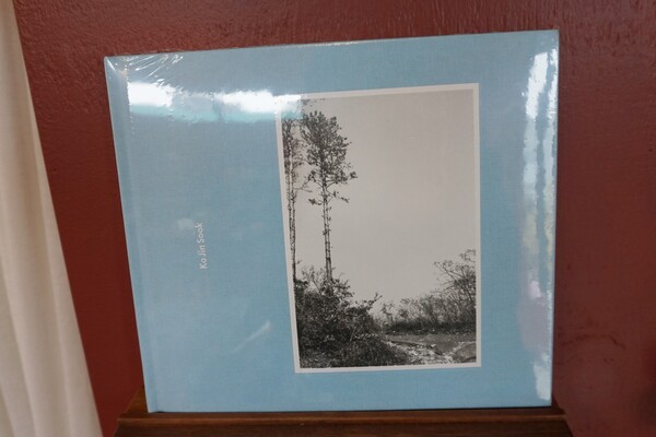 서귀포시 보목리 소재 책방 백주산보 책방지기 고진숙 작가의 사진집. 그는 지난해 첫 사진집을 발간했다. (사진=요행)