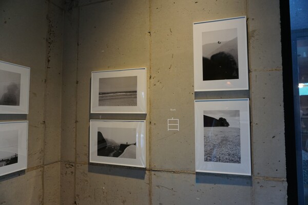 서귀포시 보목리 소재 책방 백주산보에서는 고진숙 책방기지의 사진진이 진행 중이다. (사진=요행)