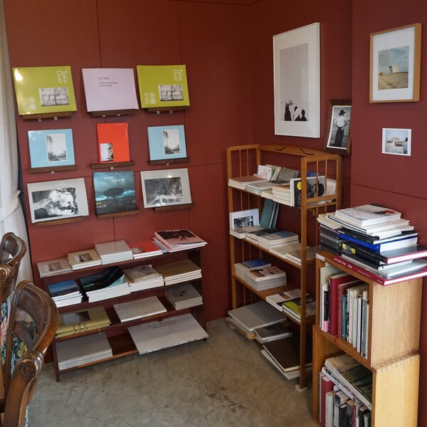 서귀포시 보목리 소재 책방 백주산보에서 만날 수 있는 책들. (사진=요행)