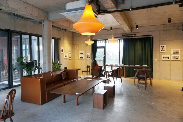 서귀포시 보목리 소재 책방 백주산보의 카페 겸 문화공간. (사진=요행)