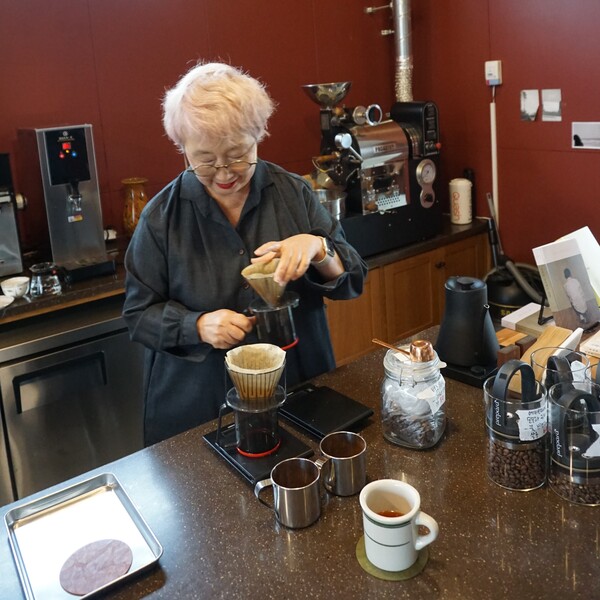 서귀포시 보목리 소재 책방 백주산보 책방지기 고진숙 작가가 커피를 내리고 있다. (사진=요행)