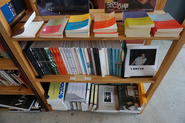 서귀포시 보목리 소재 책방 백주산보에서는 사진과 영화 관련 도서도 다룬다. (사진=요행)