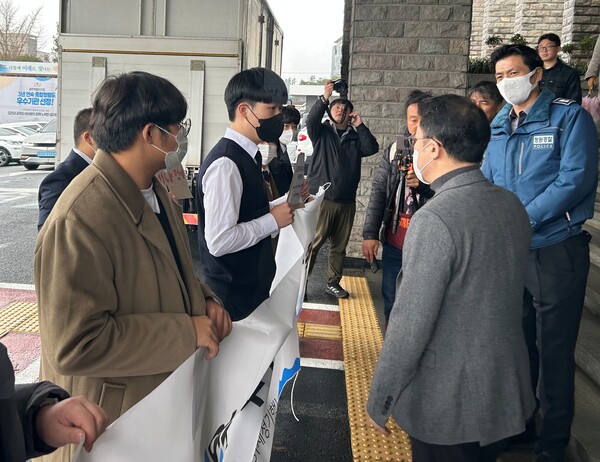 제주도내 6개 고등학교 학생들로 구성된 '제주청소년기후평화행동'은 13일 제주도의회 도민카페에서 기자회견을 연 뒤 제주도 관계자에게 규탄 관련 서한을 전달했다. (사진=독자 제공)