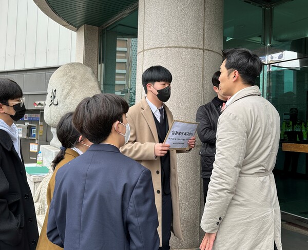 제주청소년기후평화행동(이하 제청기행)은 15일 주제주일본국총영사관 앞에서 기자회견을 끝낸 후, 영사관 관계자에게 항의 서한을 전달하려 했지만 경찰과 관계자에 의해 제지당했다. (사진=박지희 기자)