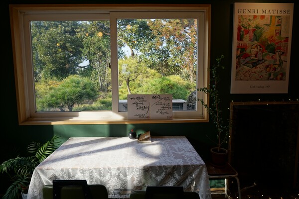 제주시 구좌읍 종달리에 위치한 '카페 책자국'. 잘 가꿔진 정원 속 책방이다. (사진=요행)