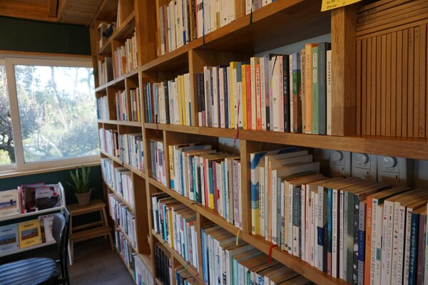 제주시 구좌읍 종달리에 위치한 '카페 책자국'에서는 책방지기 부부 소유의 책을 빌려볼 수 있다. (사진=요행)