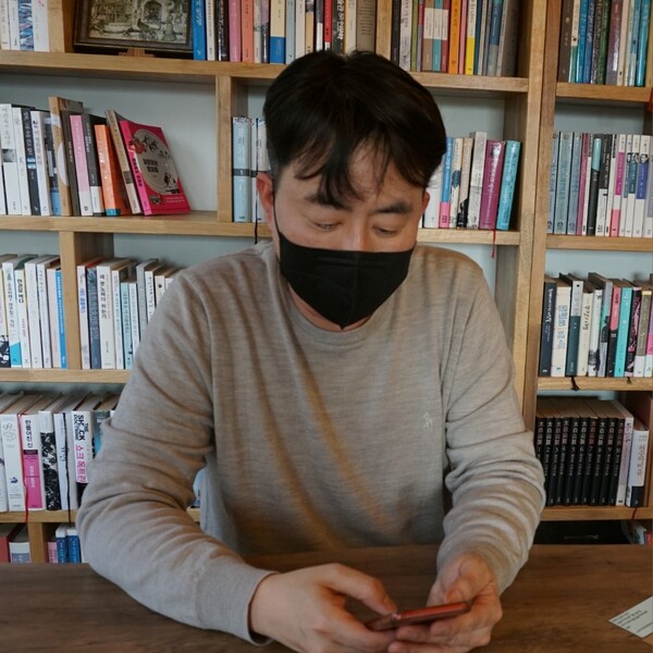 제주시 구좌읍 종달리에 위치한 '카페 책자국'의 고승욱 책방지기. (사진=요행)