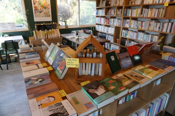 제주시 구좌읍 종달리에 위치한 '카페 책자국'. 메인 서가엔 예술과 문학, 인문사회, 역사 등에 관한 책이 전시돼 있다. (사진=요행)