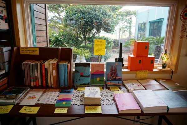 제주시 구좌읍 종달리에 위치한 '카페 책자국' 내 이벤트 서가. 종달리와 관련된 것들이 모여있고, 한정판도 만날 수 있다. (사진=요행)