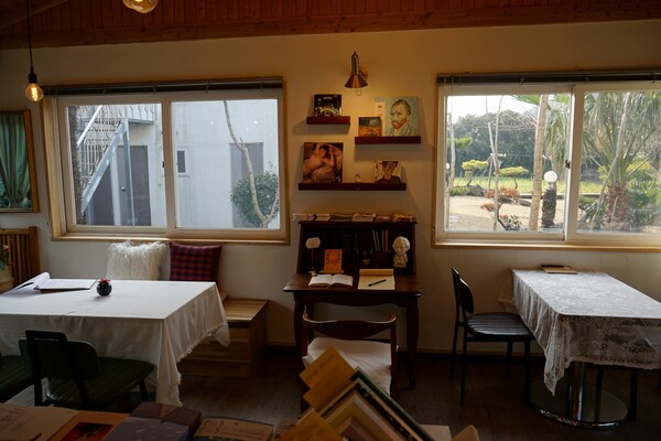 제주시 구좌읍 종달리에 위치한 '카페 책자국'에는 편안히 머물 수 있는 탁자가 마련돼 있다. (사진=요행)