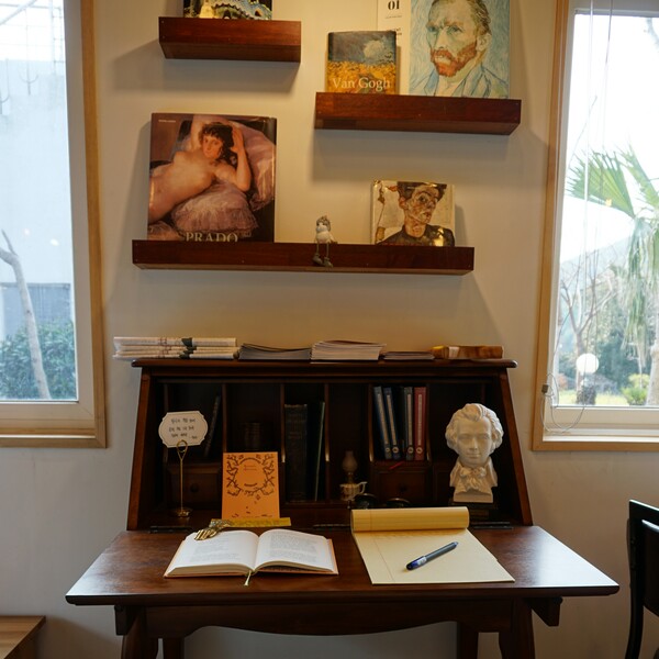 제주시 구좌읍 종달리에 위치한 '카페 책자국' 내 필사 공간. (사진=요행)