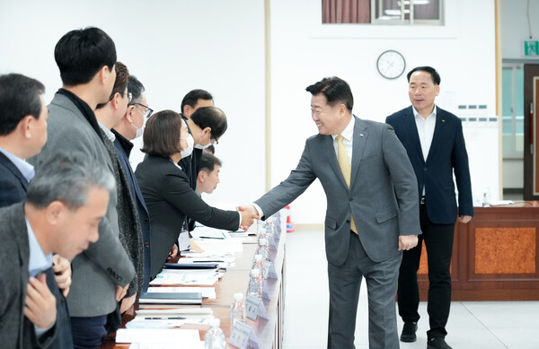 23일 제주시 연동 농어업인회관 2층 회의실에서 '민선8기 일자리 창출.관리 대책 및 공공부문 채용정보 제공 개선 방안 TF팀 회의'가 열렸다. 오영훈 지사(오른쪽에서 두 번째)가 참석자들과 인사를 나누고 있다. (사진=제주특별자치도 제공)