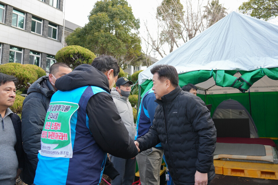 14일 오전 오영훈 지사가 도청 앞 봉개 소각장 집단 해고 관련해 농성 중인 천막을 찾았다. (사진=제주특별자치도 제공)