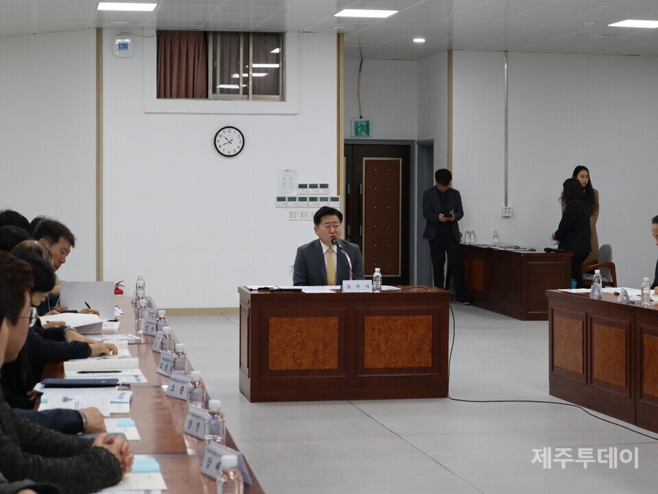 23일 오영훈 지사가 제주시 연동 농어업인회관 2층 대회의실에서 열린 '민선8기 일자리 창출.관리 대책 및 공공부문 채용정보 제공 개선 방안 TF팀 회의'에서 발언하고 있다. (사진=조수진 기자)