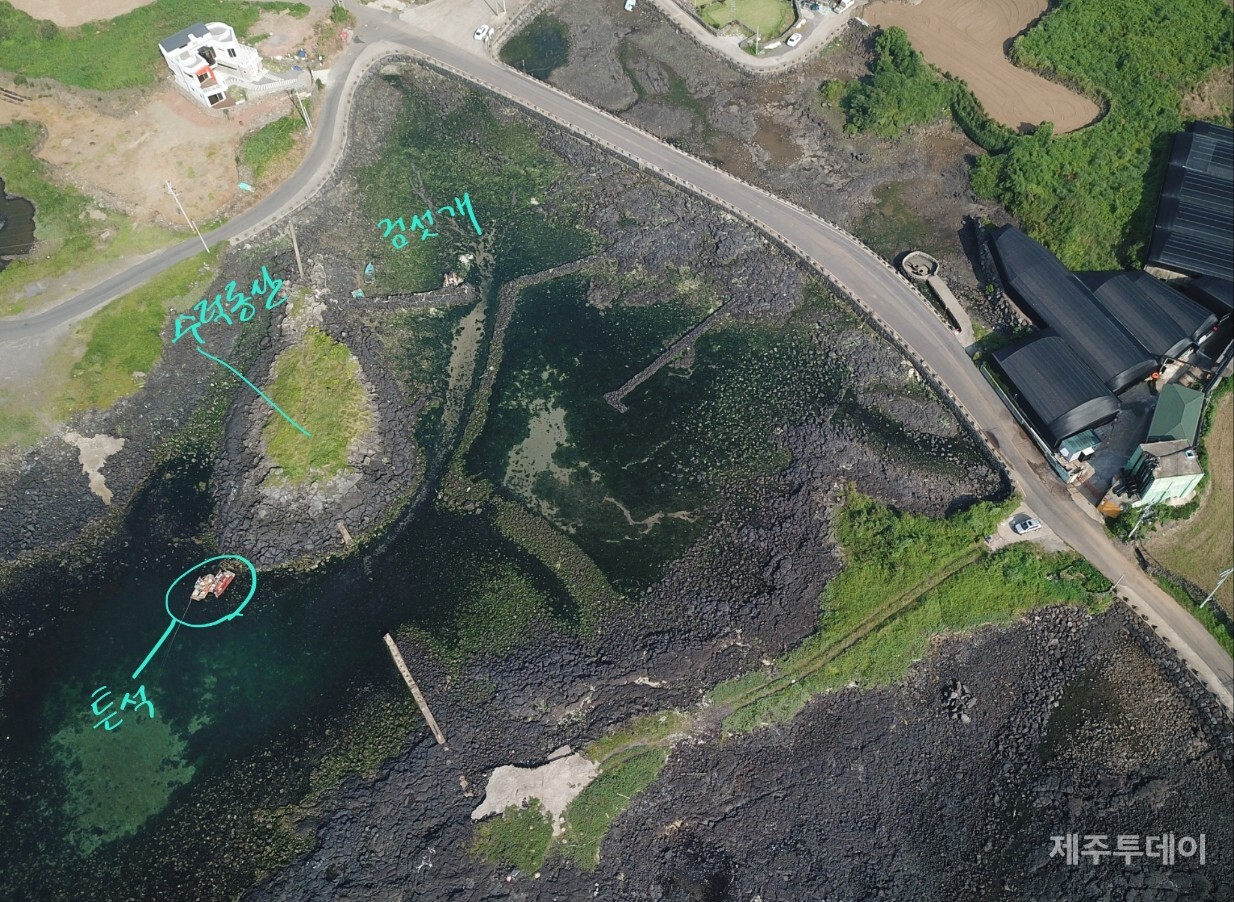 썰물 때 ‘튼석’으로 배가 이동한 모습입니다. 물이 빠져 갯담의 모습이 정확히 드러났습니다. (사진=고승욱)