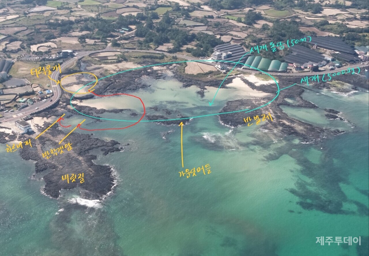 ‘비릿질’과 ‘반빌레’는 바다로 삐죽 나간 곳이니 코지라 볼 수 있습니다. 빨간색 선은 썰물 때 배의 이동 경로입니다. ‘가운딧머들’과 ‘반빌레’ 사이 물목에 쌓은 돌담이 보입니다. 그리고 더럭물개, 반착갯담, 하르비개의 방파제를 확인할 수 있습니다.(사진=고승욱)