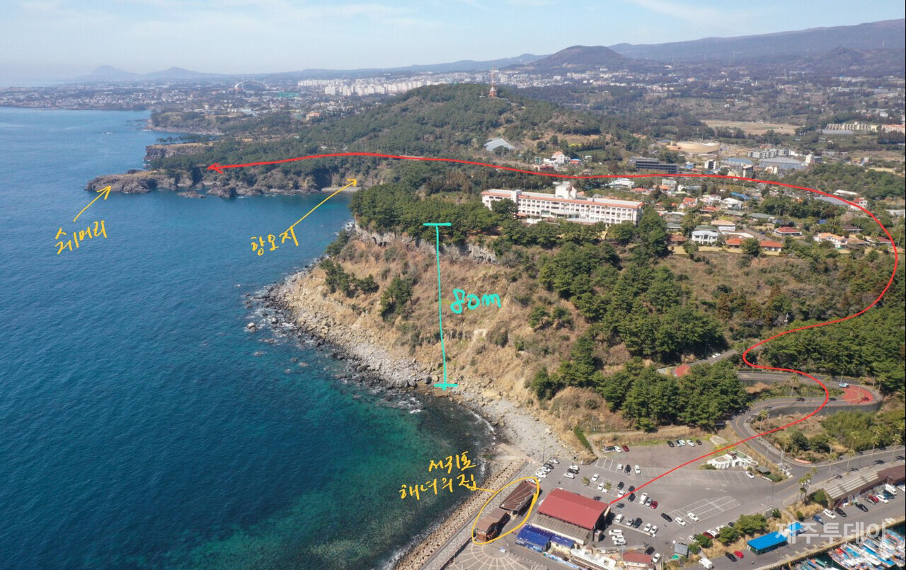 서귀포 ‘쉐머리코지’와 ‘항오지’ 주변 풍경입니다. 빨간 선은 해녀들의 이동 경로입니다. 무지개를 제줏말로 ‘항오지’라 합니다. 여름철 거센 남풍이 일으킨 파도가 절벽에 부딪히면서 무지개를 만들기에 ‘항오지’라는 이름을 붙였습니다. 서귀포 남풍과 절벽은 거칠고 가파르지만 가끔은 ‘항오지’를 선물하나 봅니다. (사진=고승욱)