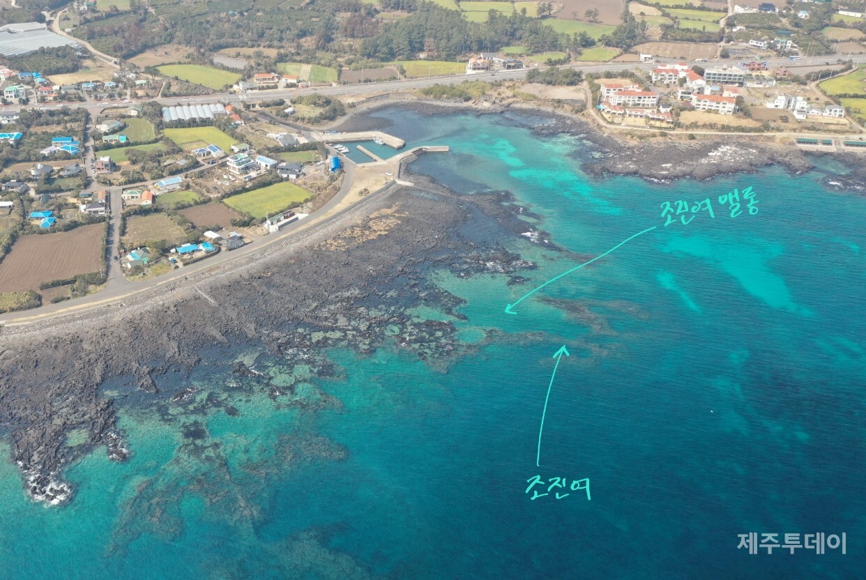 성산읍 삼달리 바다에 있는 ‘조진여’입니다. 좌우로 가로막은 여가 조진여이고, 물살이 잦아드는 그 배후를 ‘조진여 멜통’이라 부릅니다.(사진=고승욱)