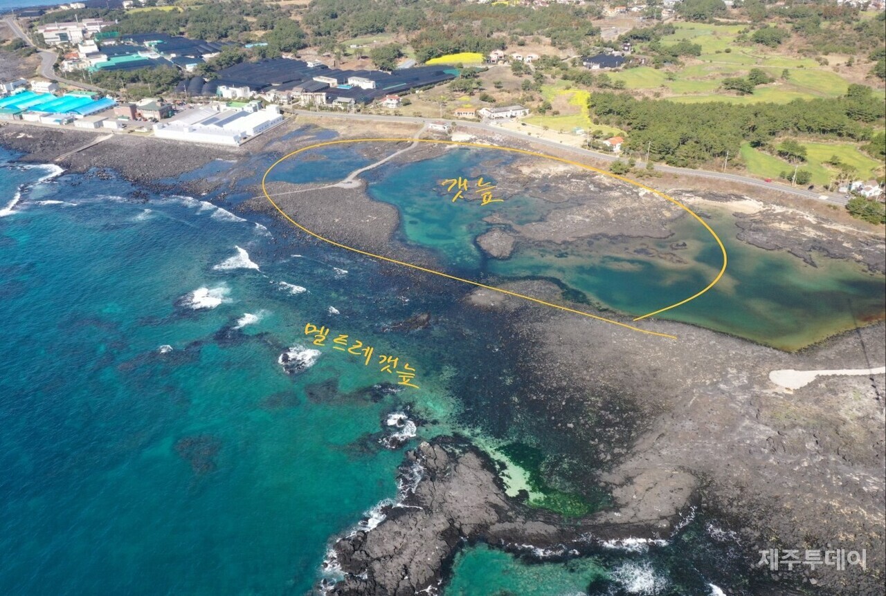 표선리 서하동 갯늪 주변 풍경입니다. ‘멜트레갯늪’ 앞에 있는 대여섯 개의 여가 물살을 막아주고 있습니다. (사진=고승욱)