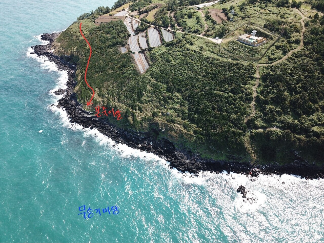 서무오름 앞 무승기바다입니다. 빨간 선은 북촌에서 ‘몬죽이알’로 가는 길입니다.. (사진=고승욱)