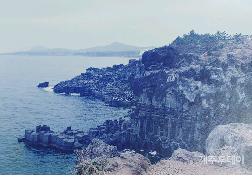 아즌덕을 기록한 첫 사진입니다. 갯가 바로 앞, 바다에 솟은 검석속립이 아즌덕입니다. (사진=강옥래)