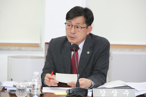2일 열린 제주도의회 문화관광체육위원회 413회 임시회 2차 회의에서 강상수 제주도의원이 질의하고 있다. (사진=제주도의회 제공)