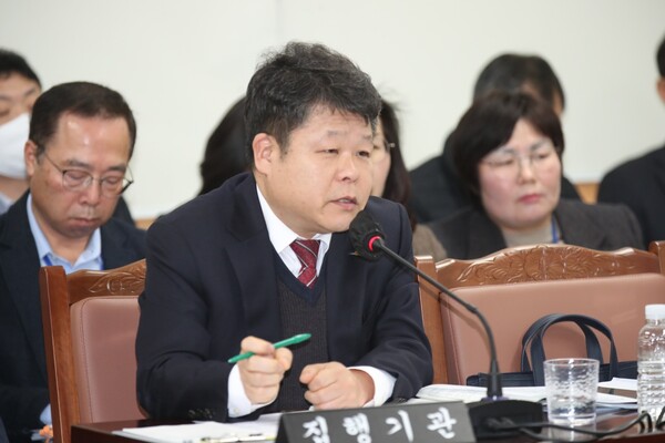 2일 열린 제주도의회 문화관광체육위원회 413회 임시회 2차 회의에서 변덕승 제주도 관광교류국장이 답변하고 있다. (사진=제주도의회 제공)