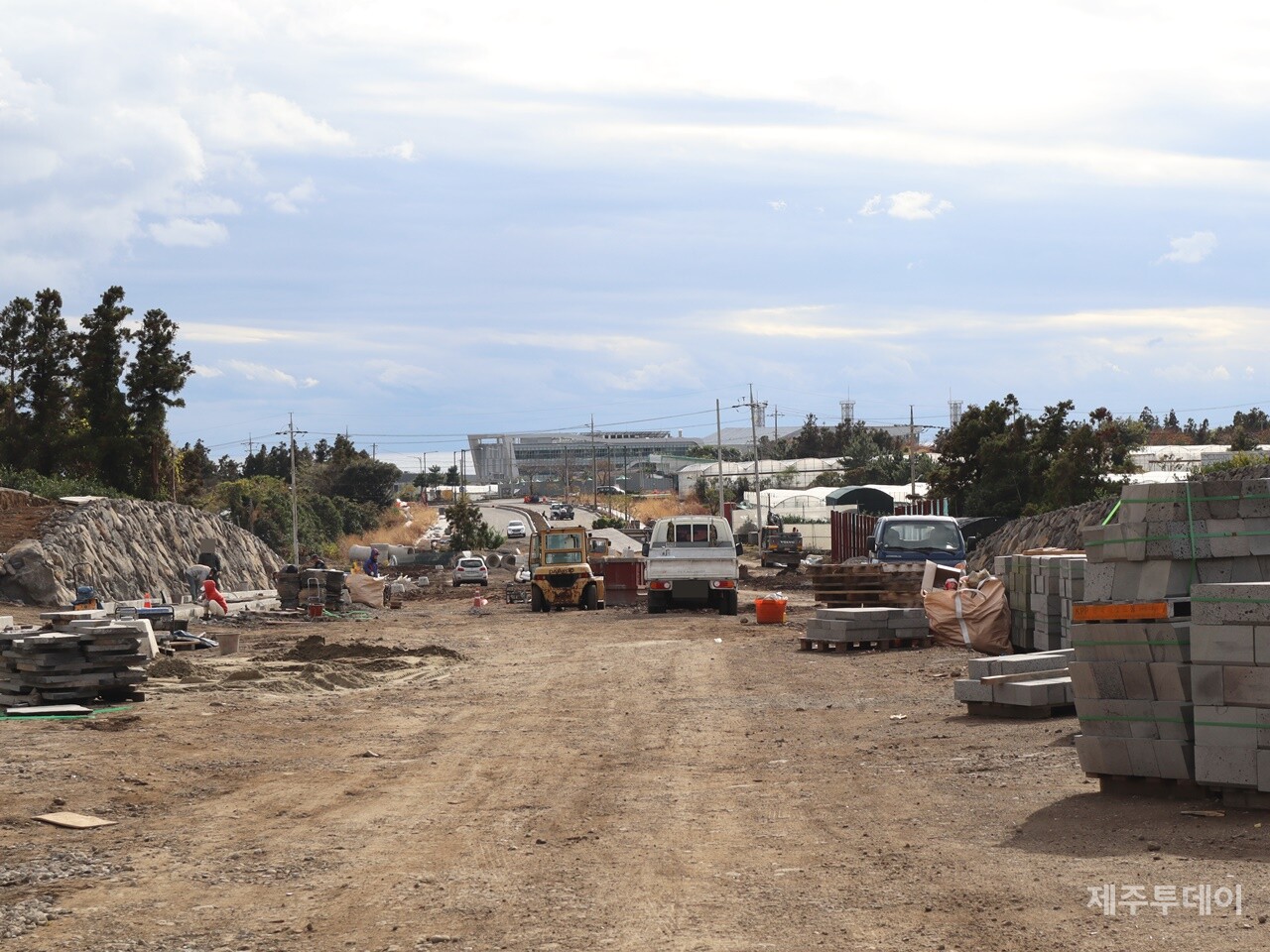 지난해 12월2일 서귀포 강정 민군복합형 관광미항 진입도로 개설 공사 현장을 찾았다. 한라산을 등지고 바라보니 해군기지가 마주 보였다. (사진=박지희 기자)