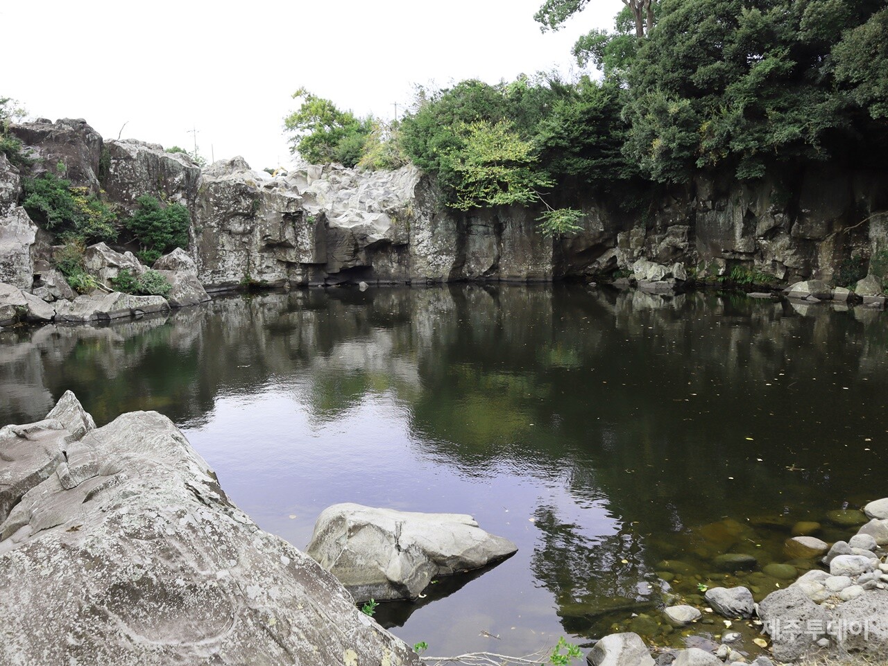 지난해 12월 2일 민군복합형 관광미항(제주해군기지) 진입도로 개설 공사 현장을 찾았다. 사진은 냇길이소. (사진=박지희 기자)