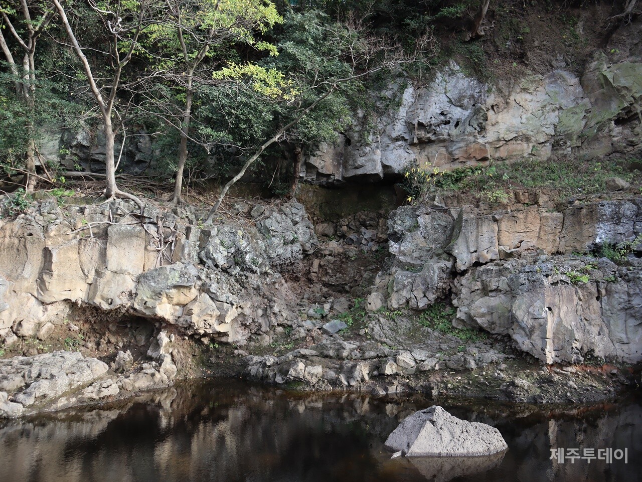 지난해 12월 2일 민군복합형 관광미항(제주해군기지) 진입도로 개설 공사 현장을 찾았다. 사진은 강정천 주상절리가 부서진 모습. (사진=박지희 기자)